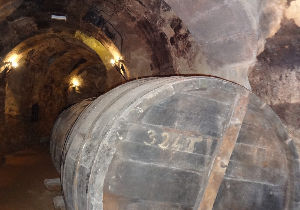 Interior de una bodega subterránea tradicional con una tina de madera