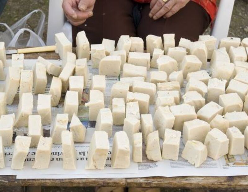 Pastillas de jabón cortadas a mano, secándose sobre la mesa