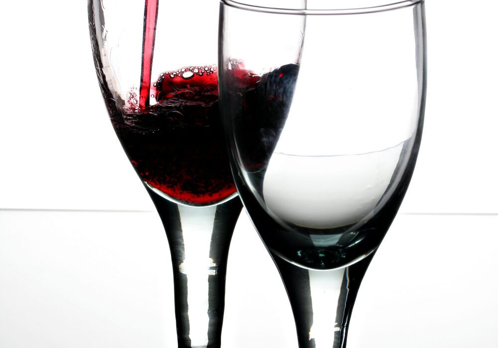 Vino tinto sirviéndose en una copa